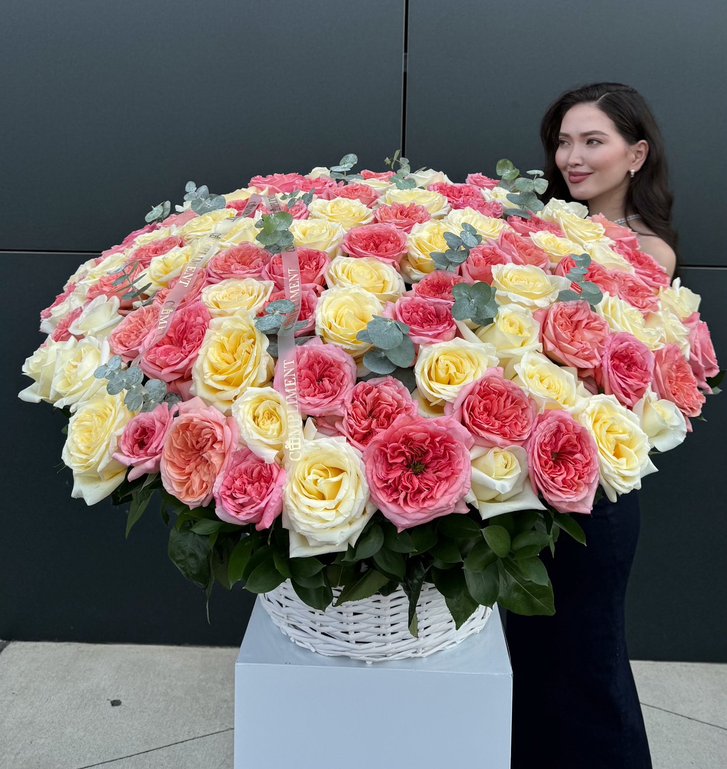 BASKET XL PEONY ROSES MIX