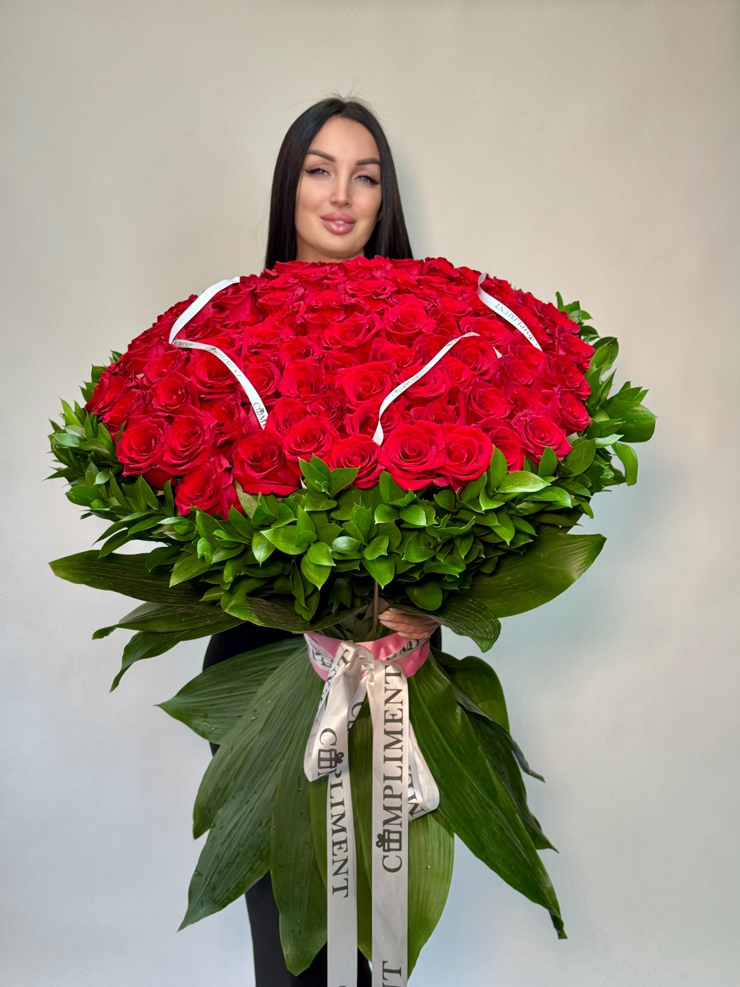 100 RED ROSES & GREENS