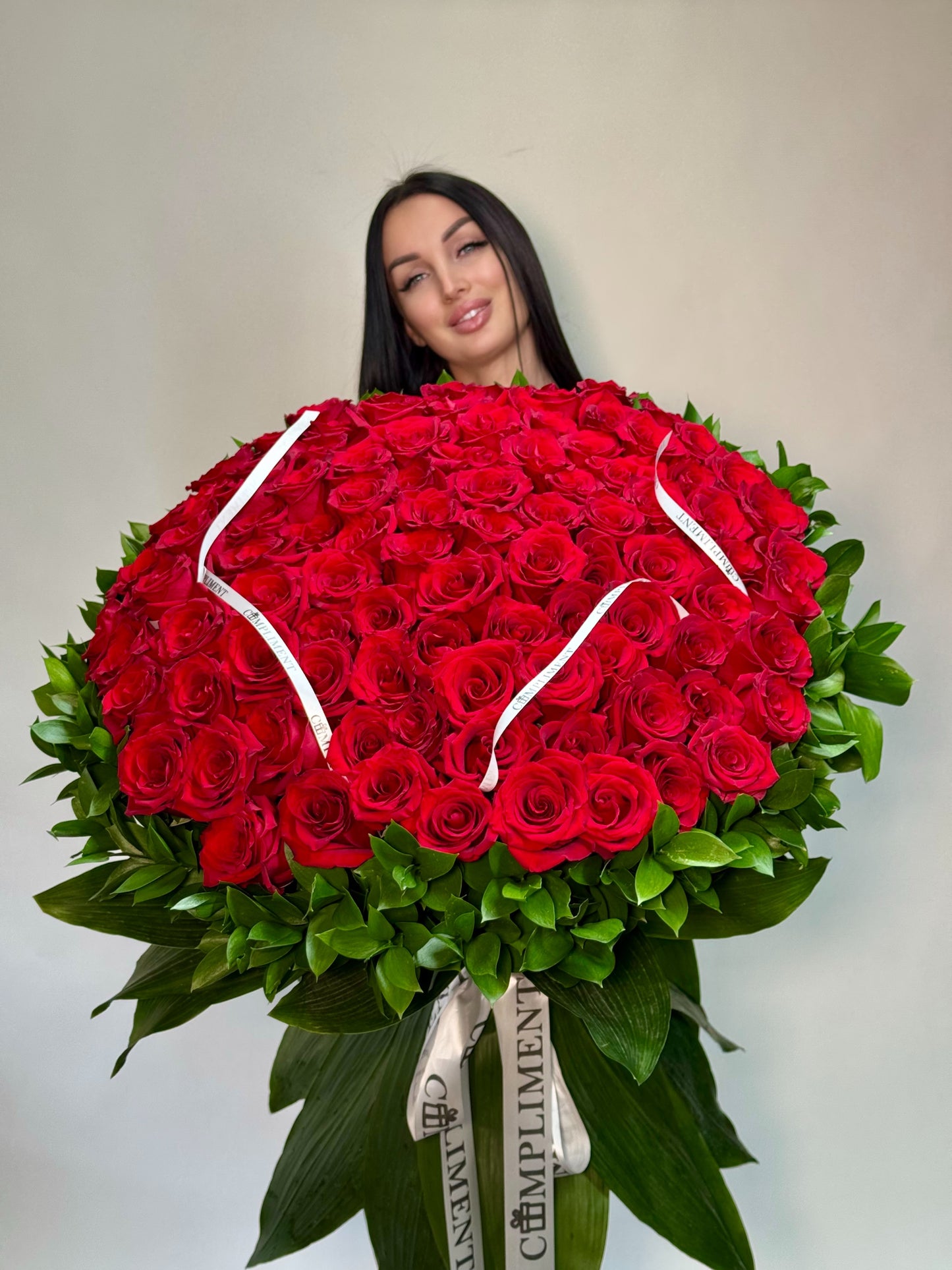 100 RED ROSES & GREENS