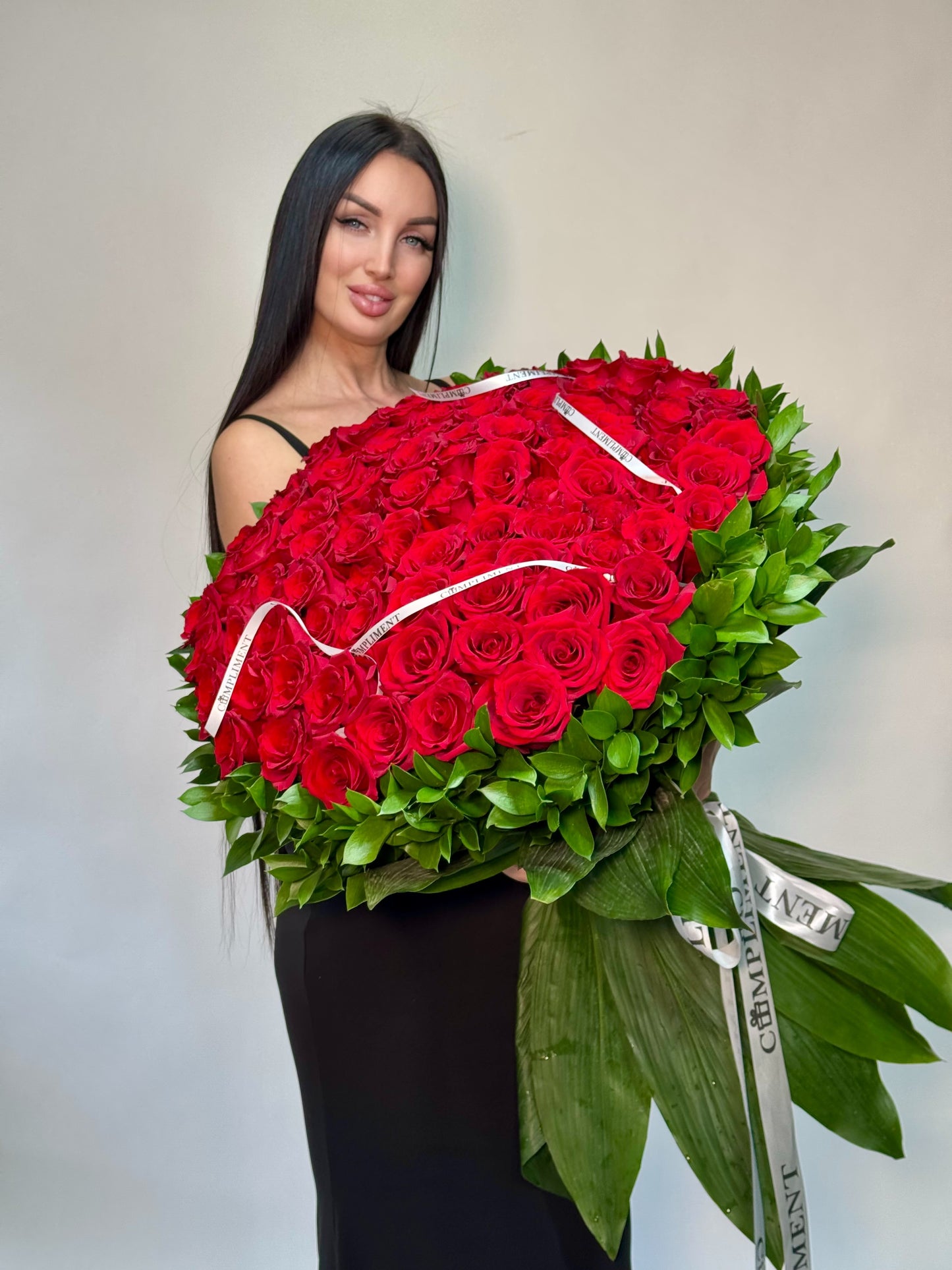 100 RED ROSES & GREENS