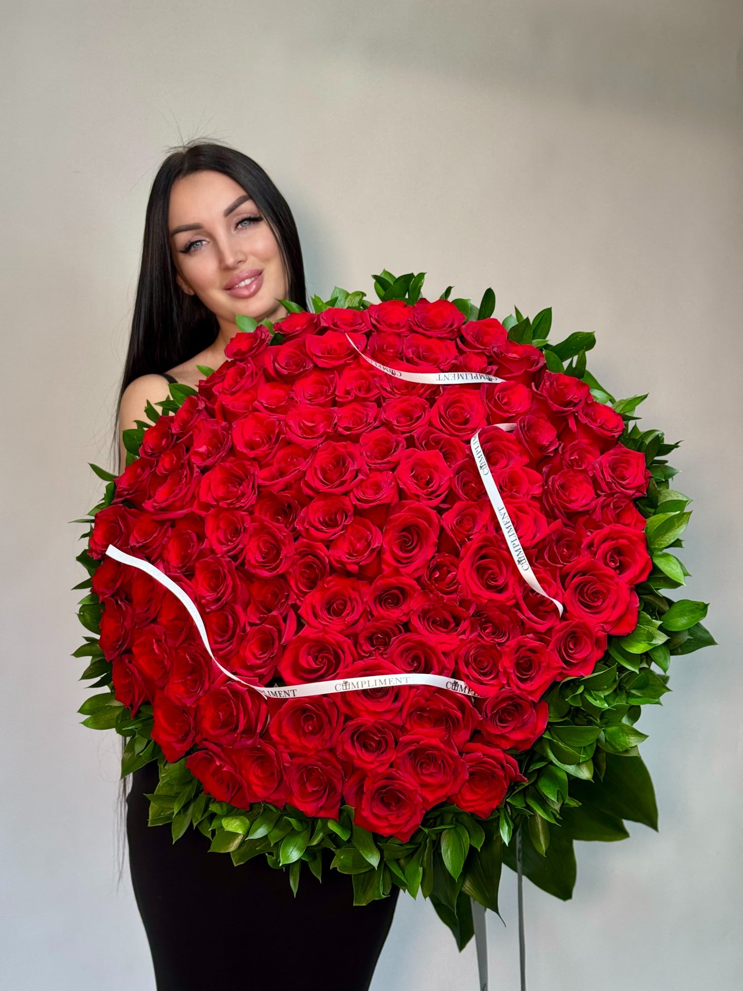 100 RED ROSES & GREENS
