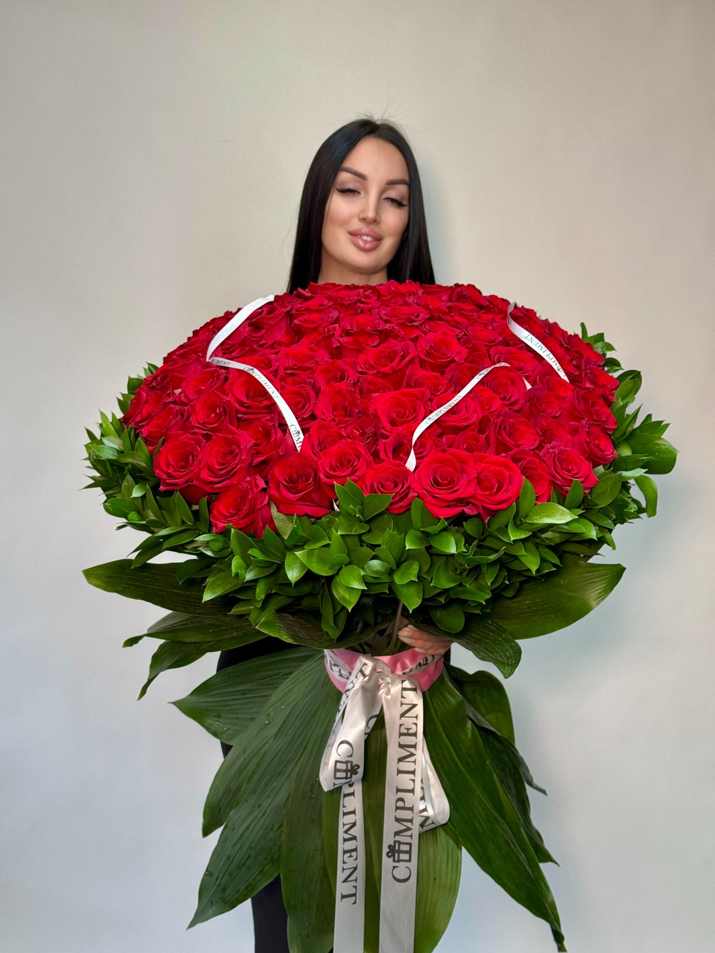 100 RED ROSES & GREENS