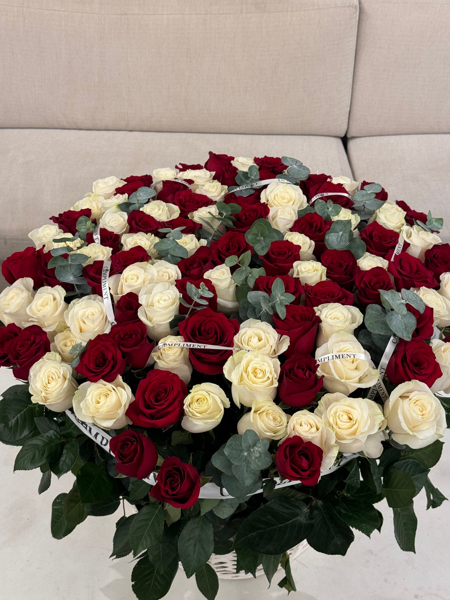 MIX ROSES IN A BASKET