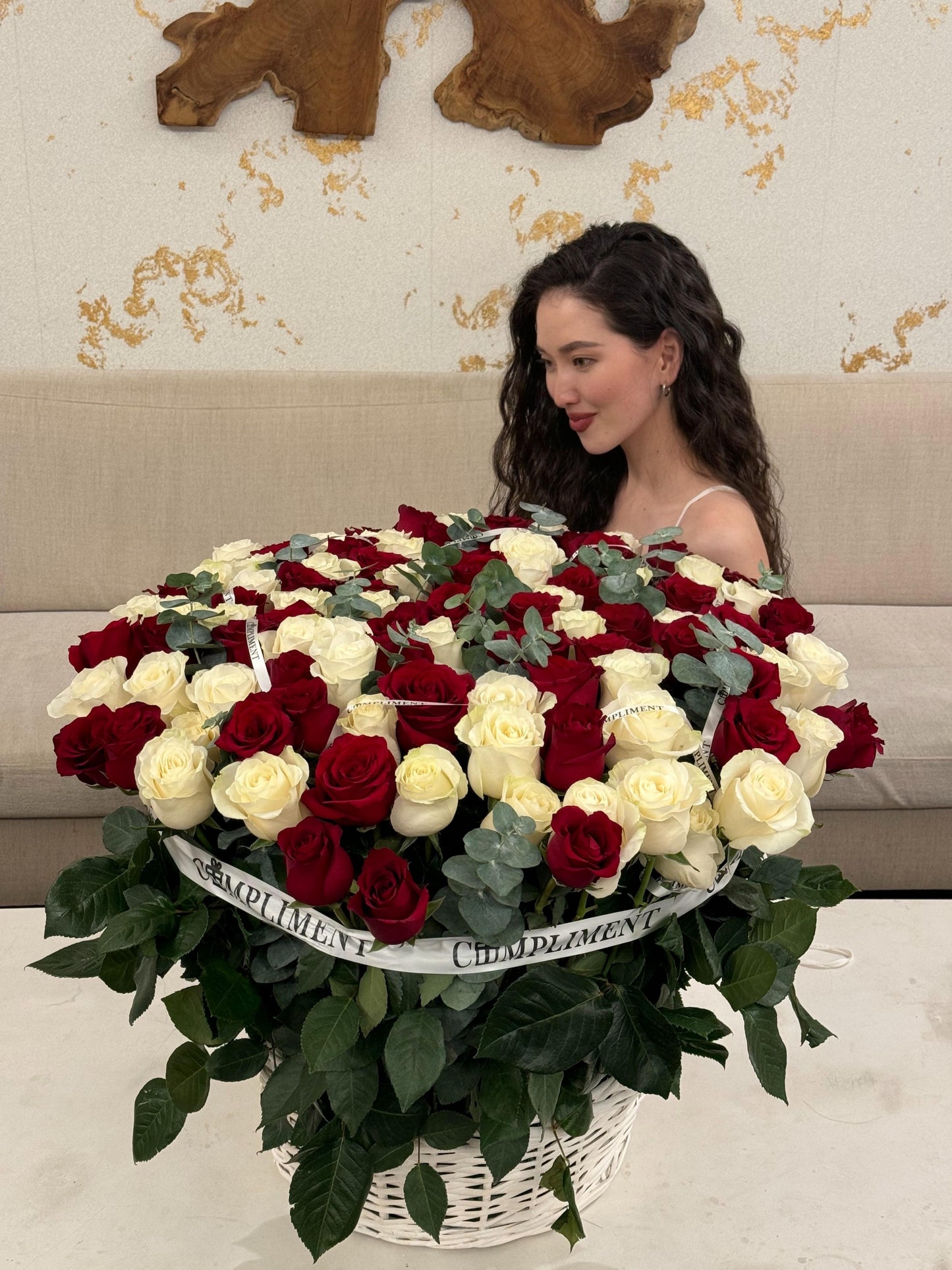 MIX ROSES IN A BASKET