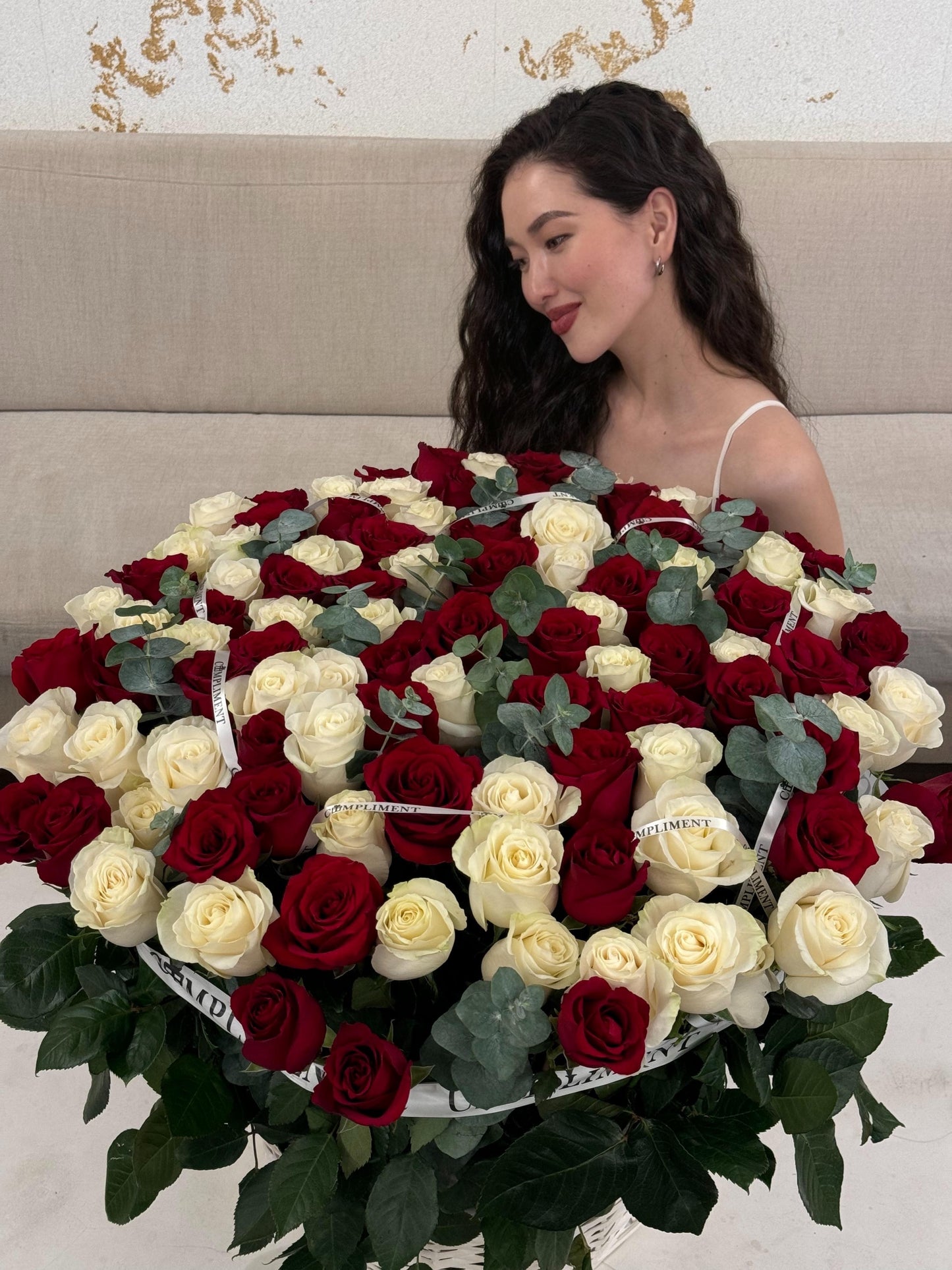 MIX ROSES IN A BASKET