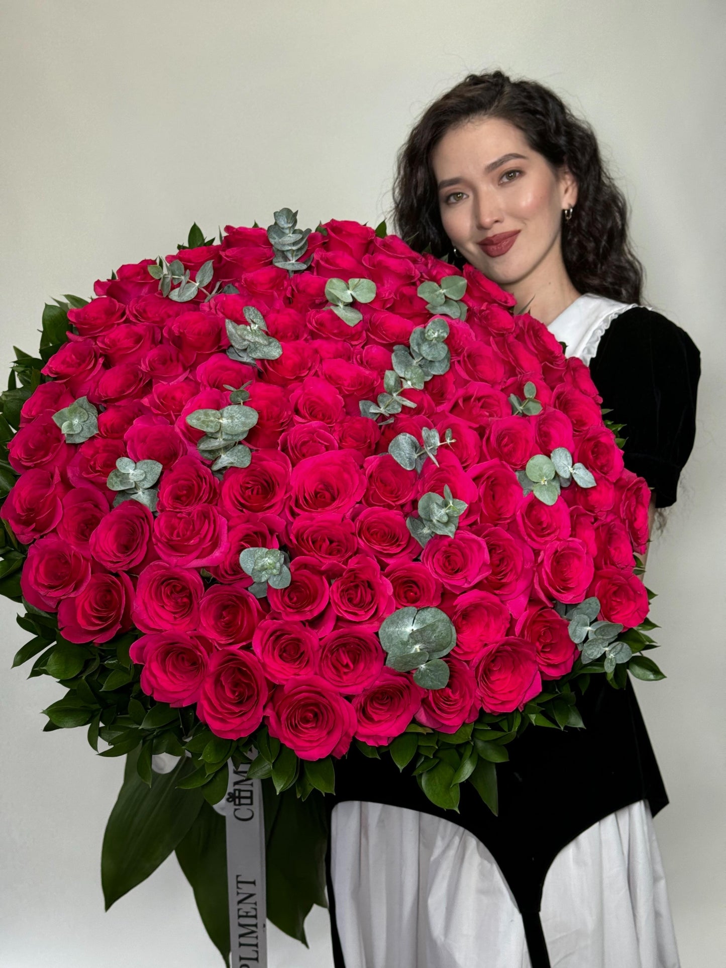 100 HOT PINK ROSES & GREENS