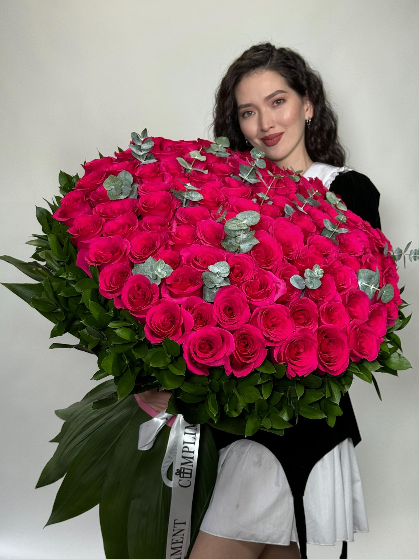 100 HOT PINK ROSES & GREENS