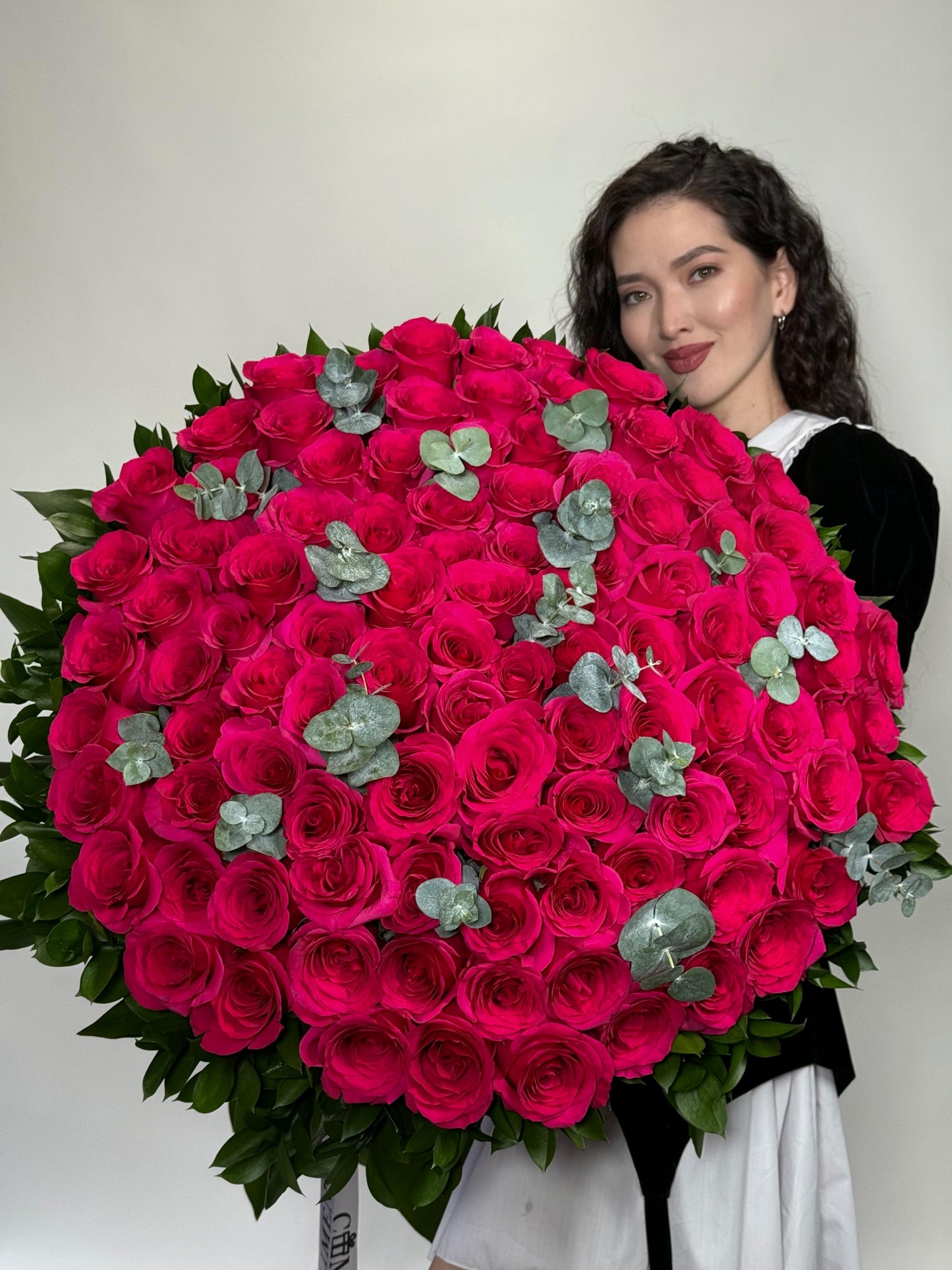100 HOT PINK ROSES & GREENS