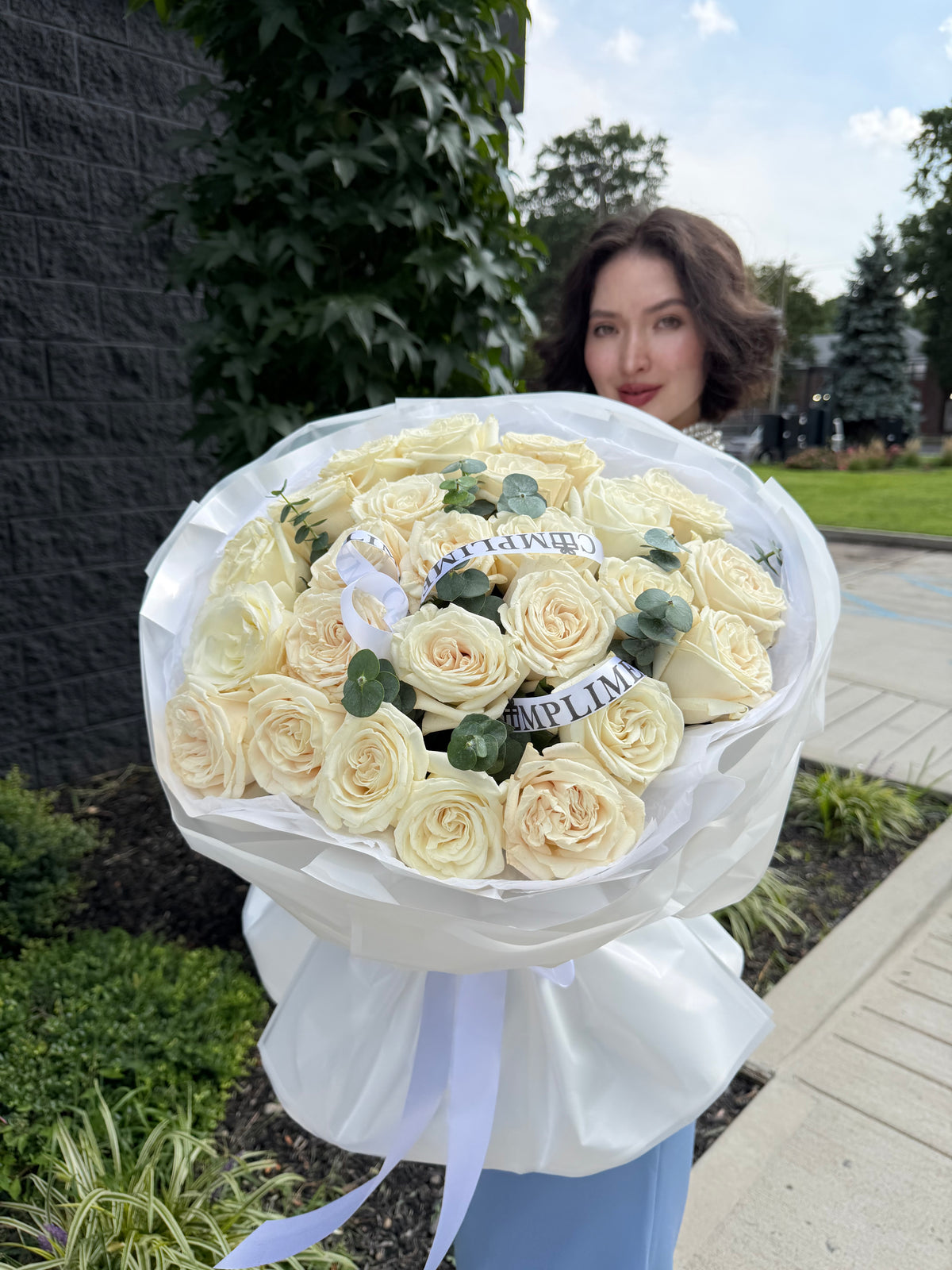 25 WHITE ROSES
