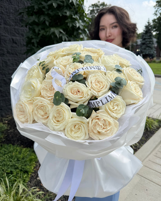 25 WHITE ROSES