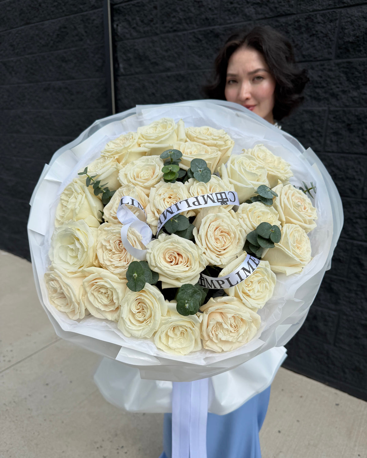 25 WHITE ROSES