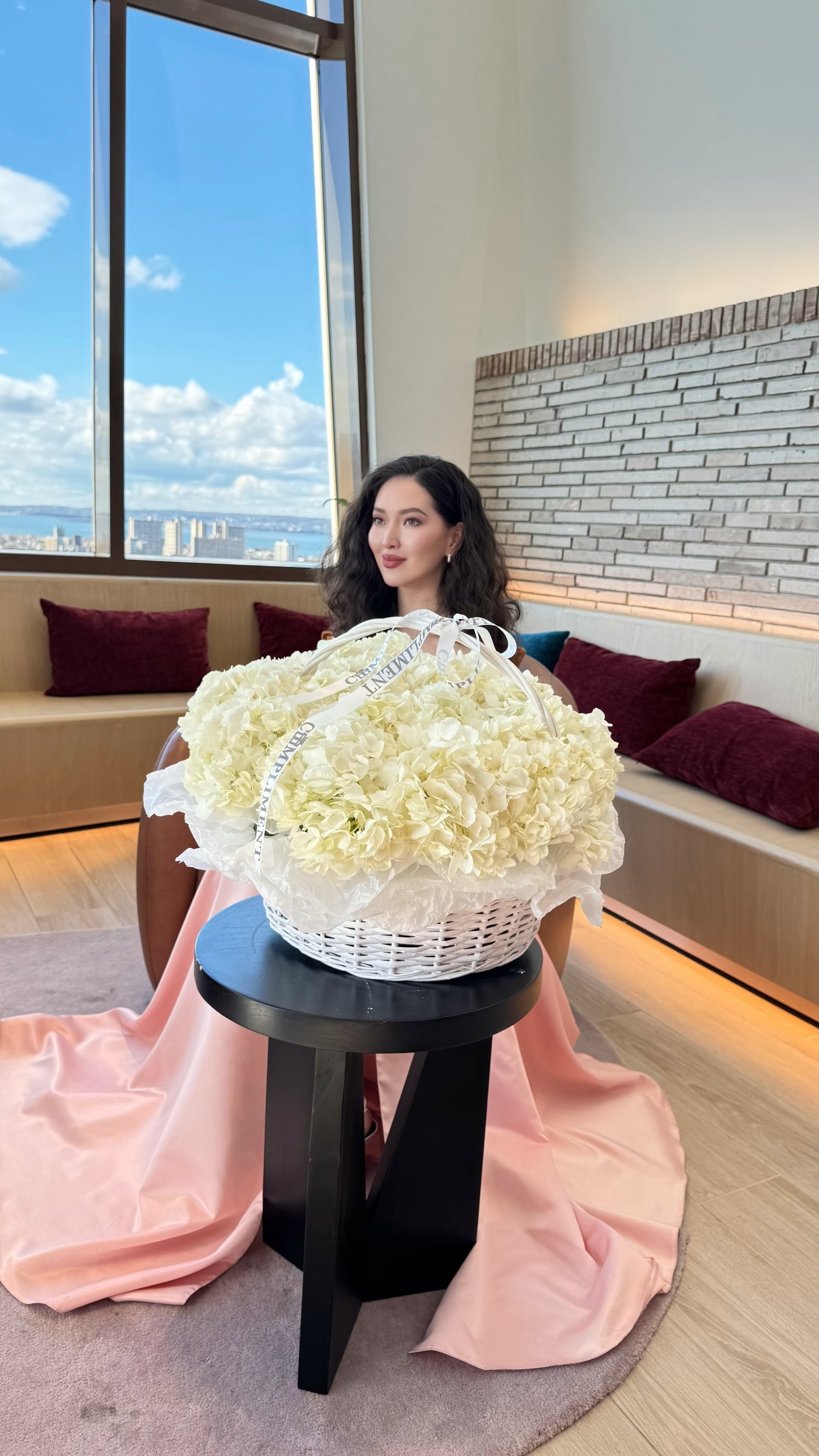 L/BASKET WHITE HYDRANGEAS