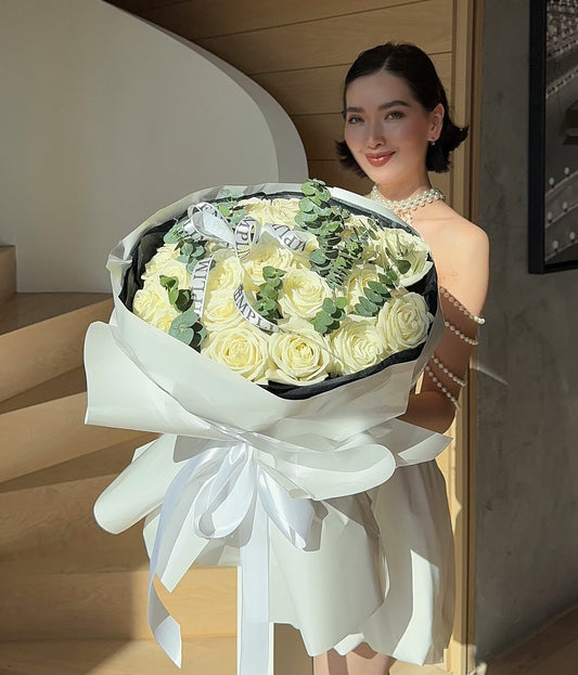 25 WHITE ROSES