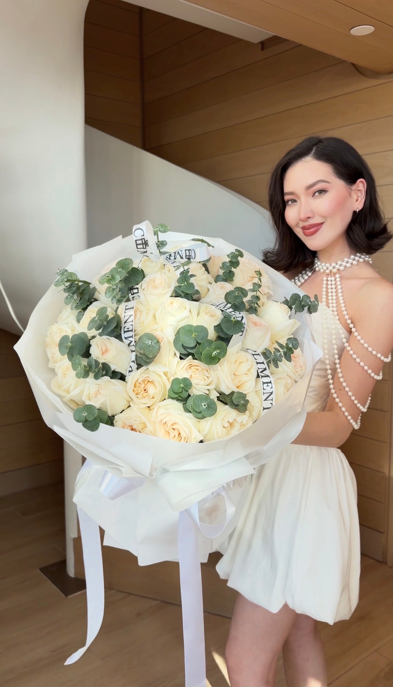 35 WHITE ROSES